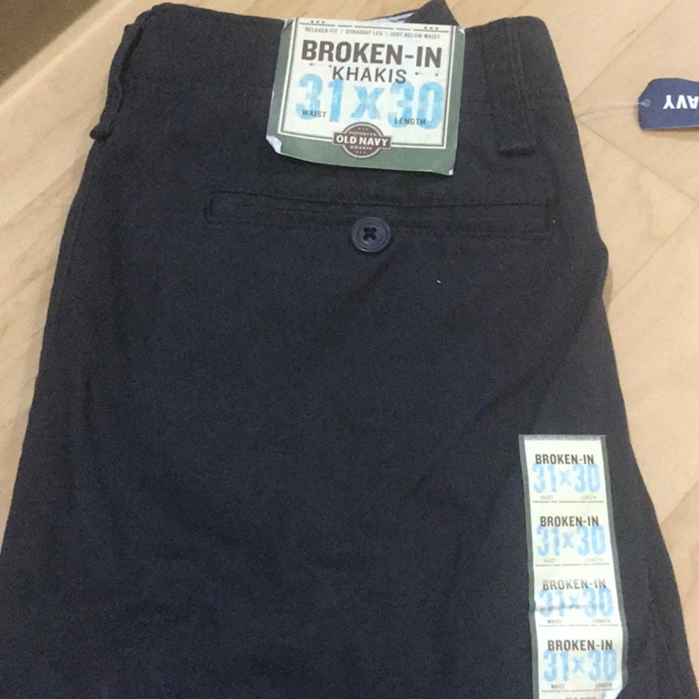 NWT - Old Navy broken-in khakis. Size 31x30